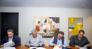 Rocha signa convenio de recursos extraordinarios para la UAS