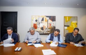 Rocha signa convenio de recursos extraordinarios para la UAS