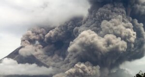Erupción del volcán Semeru en Indonesia, deja 1 muerto y 41 heridos