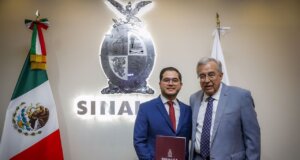 Rocha toma protesta al director del ISJU