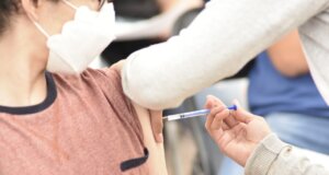 Inicia vacunación con segundas dosis a jóvenes de 15 a 17 años