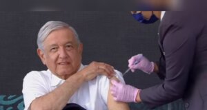 Vacunan a AMLO con dosis de refuerzo; “no me dolió”, dice