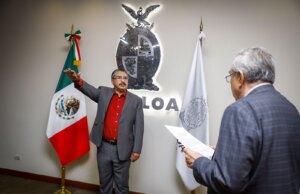 Rocha toma protesta al rector de la Universidad del Policía