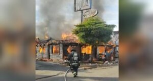 Se incendia restaurante de mariscos en el sector Tres Ríos