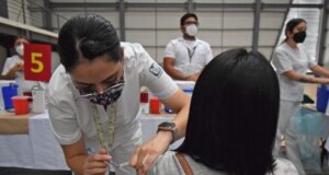 Asegura Cuén que la vacuna sí defiende y amortigua la enfermedad por COVID