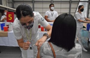 Asegura Cuén que la vacuna sí defiende y amortigua la enfermedad por COVID