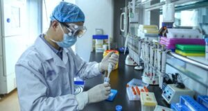 China aprueba tratamiento de anticuerpos contra COVID