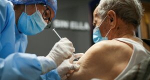 Refuerzos de vacuna COVID se aplicarán a adultos mayores este diciembre