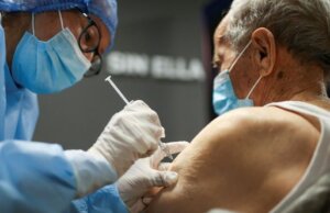 Refuerzos de vacuna COVID se aplicarán a adultos mayores este diciembre
