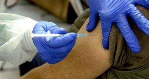 Dosis de refuerzo no vencerán al COVID-19 y prolongará pandemia; la OMS explica