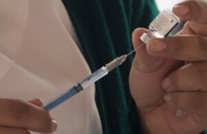 Maestros y personal de salud recibirán dosis de refuerzo contra COVID