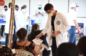 Llama Rector a la comunidad universitaria a aplicarse dosis de refuerzo de la vacuna