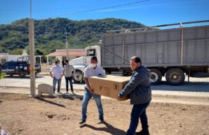 Entregan hornillas y refrigeradores en la comunidad de Nuevo Santa María
