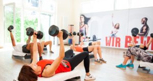 ¡Sí! es bueno meter peso a nuestras rutinas de ejercicio