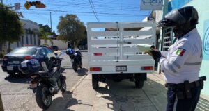 Remolcarán vehículos estacionados en banquetas, doble y triple fila en zonas escolares, advierte Tránsito