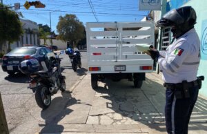 Remolcarán vehículos estacionados en banquetas, doble y triple fila en zonas escolares, advierte Tránsito