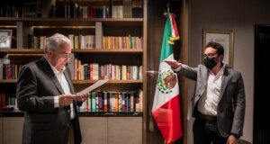 Toma protesta Rocha Moya al nuevo Director de la ENEES