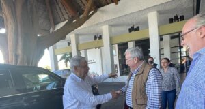 Rocha Moya recibe al presidente López Obrador en Mazatlán