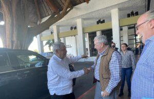 Rocha Moya recibe al presidente López Obrador en Mazatlán
