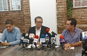 Presenta CORE 33 propuesta de Ley al diputado Feliciano Castro