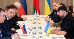 Inician Ucrania y Rusia negociaciones en la frontera con Bielorrusia