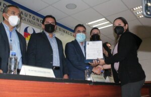 Entrega el Rector 84 titularidades académicas en la Facultad de Arquitectura