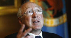 México y Rusia no pueden ser cercanos, advierte Ken Salazar que “eso nunca puede pasar”