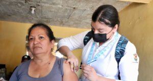 Aplican más de 2 mil vacunas en primer día casa por casa