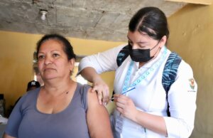 Aplican más de 2 mil vacunas en primer día casa por casa