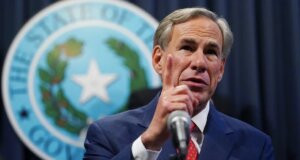 Gobernador de Texas podría declarar “invasión” en frontera con México por crisis migratoria