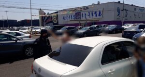 Se les queda auto cerrado con una menor al interior, policías los auxilian