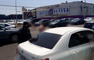 Se les queda auto cerrado con una menor al interior, policías los auxilian