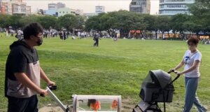 VIDEO: Youtuber crea carreola para pasear a sus peces