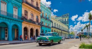 Autoriza Biden viajes en grupo a Cuba y elimina límite de remesas