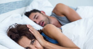 ¿Qué hacer cuando los ronquidos de tu pareja no te dejan dormir?