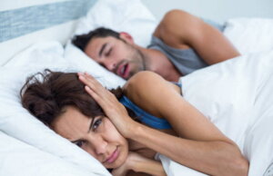 ¿Qué hacer cuando los ronquidos de tu pareja no te dejan dormir?