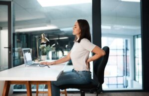 Permanecer sentados por mucho tiempo puede ocasionar lesiones musculares