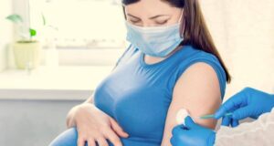 Llaman a mujeres embarazadas a aplicarse la vacuna contra el Covid-19