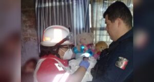 El policía lo cargaba, mientras la paramédica cortó el cordón umbilical