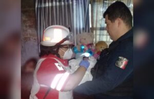 El policía lo cargaba, mientras la paramédica cortó el cordón umbilical