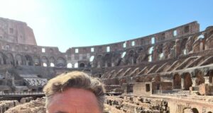 “Llevé a los niños a ver mi antigua oficina”: Russell Crowe visita el Coliseo de Roma
