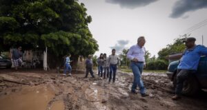 Recorre Rocha zonas afectadas por inundaciones en Culiacán y Mocorito