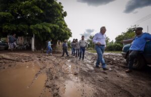 Recorre Rocha zonas afectadas por inundaciones en Culiacán y Mocorito