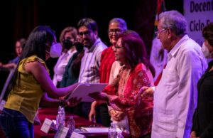 Entregan 406 plazas definitivas a personal docente y de promoción escolar