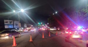 Se abre socavón y cierran carriles por José Limón; seguirán las reparaciones