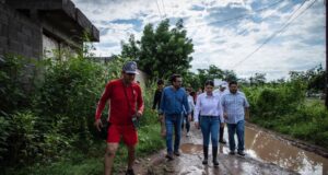 Alcalde y presidenta del DIF atienden a damnificados por lluvia en Los Mezcales