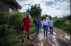 Alcalde y presidenta del DIF atienden a damnificados por lluvia en Los Mezcales