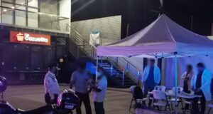 ¡Acúsalos con su mamá! 10 conductores se pasan de copas y los entregan a sus familiares