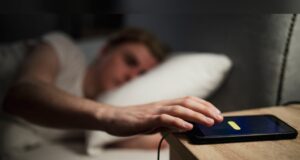 ¿Postergar tu despertador unos minutos ayuda o perjudica tu sueño?