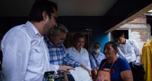 Gobernador y Alcalde entregaron cheques de apoyo a damnificados de la colonia Los Mezcales